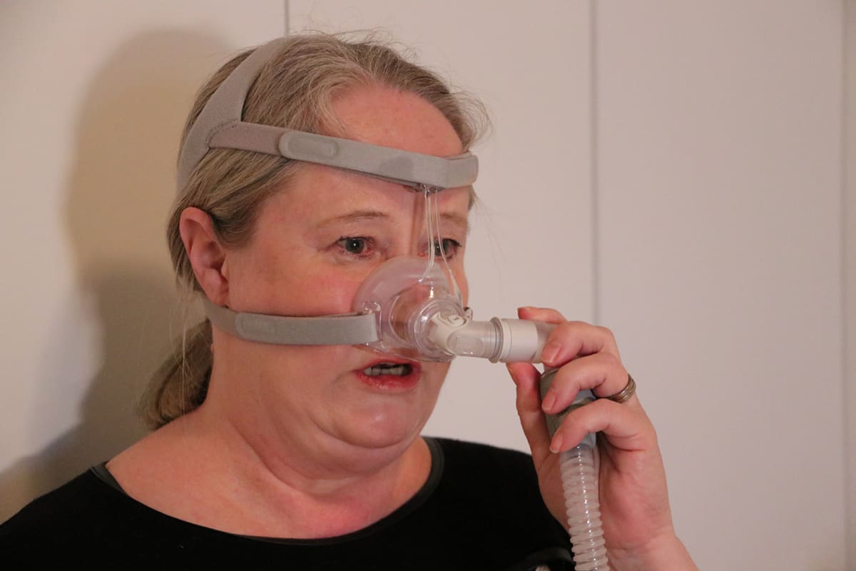Tuula Markkula nukkuu CPAP-laitteen avulla.