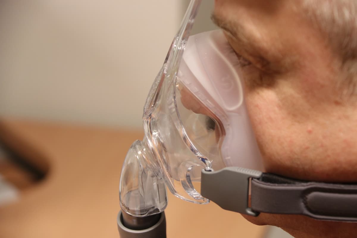 CPAP-laite auttaa hengittämään ylipaineen avulla.
