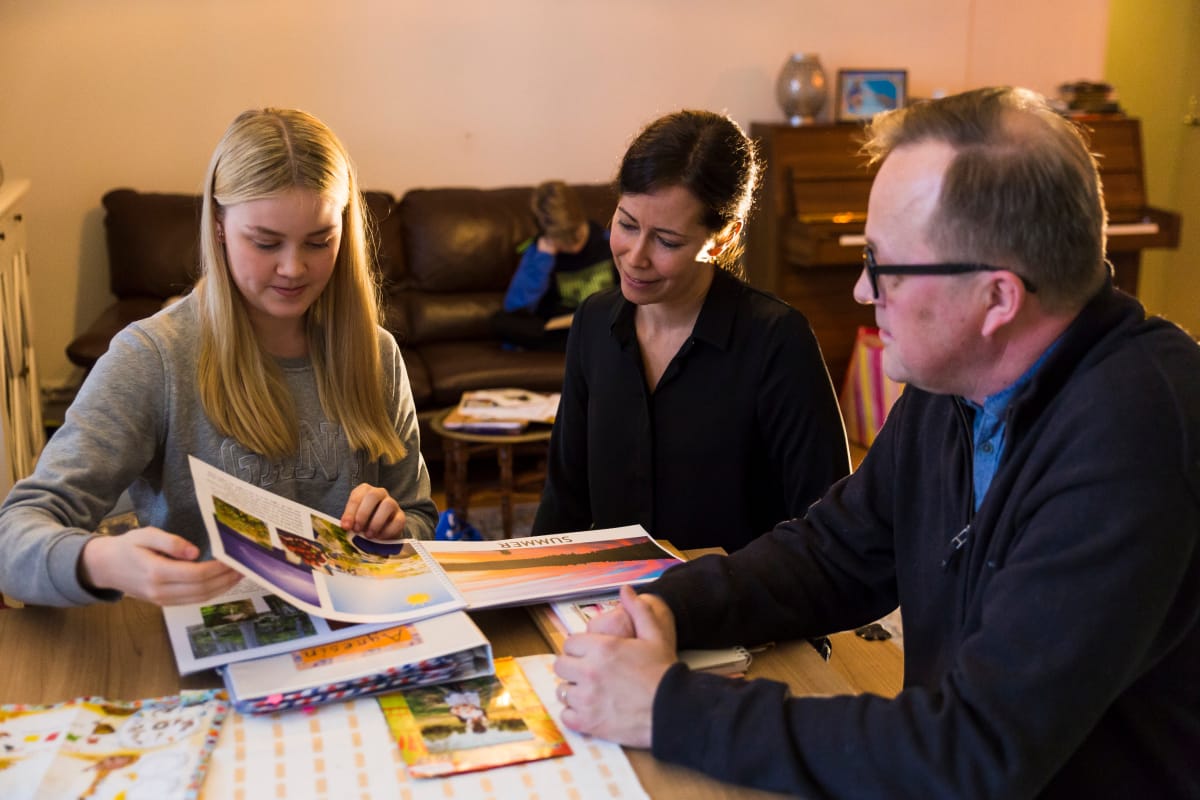 Nina Nieminen, Mirja Palmanto ja Keijo Nieminen ovat World Vision -järjestön kehitysmaakummeja. He tapasivat juuri ennen Ugandan matkaa.
