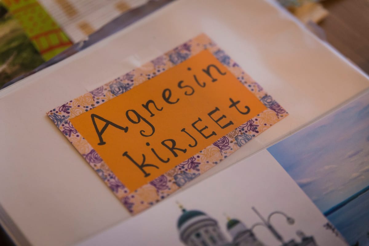 Nina Nieminen pitää Agnesista kansiota, joka on viimeisen neljän vuoden aikana täyttynyt kummitytön kirjeistä ja piirustuksista.