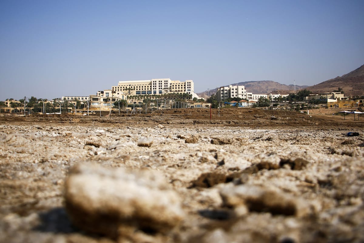 Dead Sea Spa -hotel on jäänyt jo noin 230 metrin päähän Kuolleestamerestä.