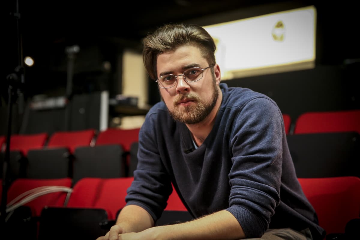 Eppu Pastinen on siivilipalvelusmiehenä Q-teatterissa.