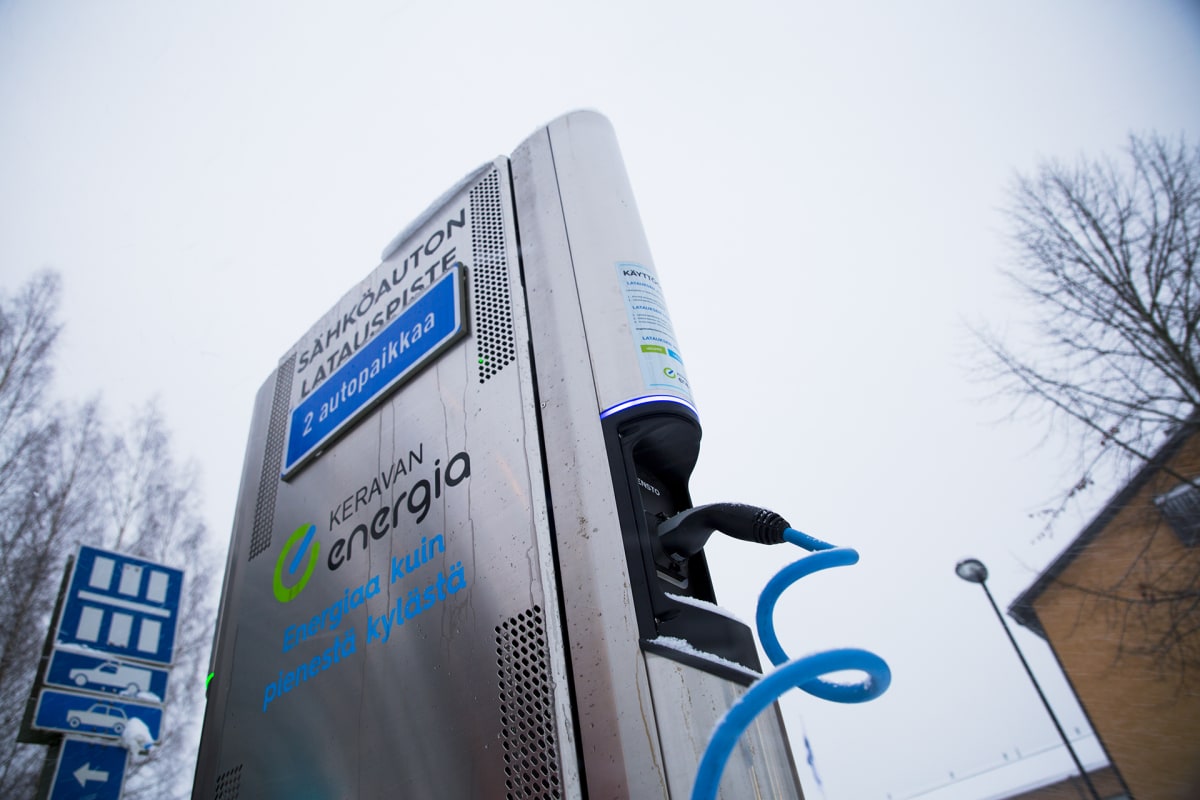 Keravan Energialla on kaksi ilmaista sähköautojen latauspistettä: Urheilupuiston parkkipaikalla ja rautatieasemalla.
