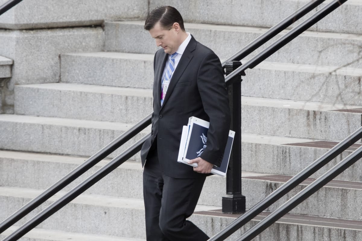 Valkoisen talon avustaja Rob Porter kävelee rappuja alaspäin.