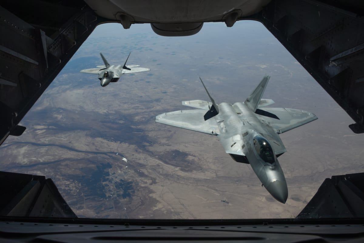 Kaksi F-22 Raptor-hävittäjää itäisen Syyrian taivaalla.