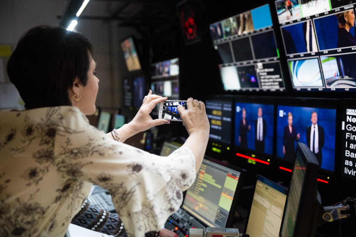 Televisiokuuluttaja Anna-Liisa Tilus otti Neil Dudgeonista kuvaa Yleisradion studion ohjaamossa.