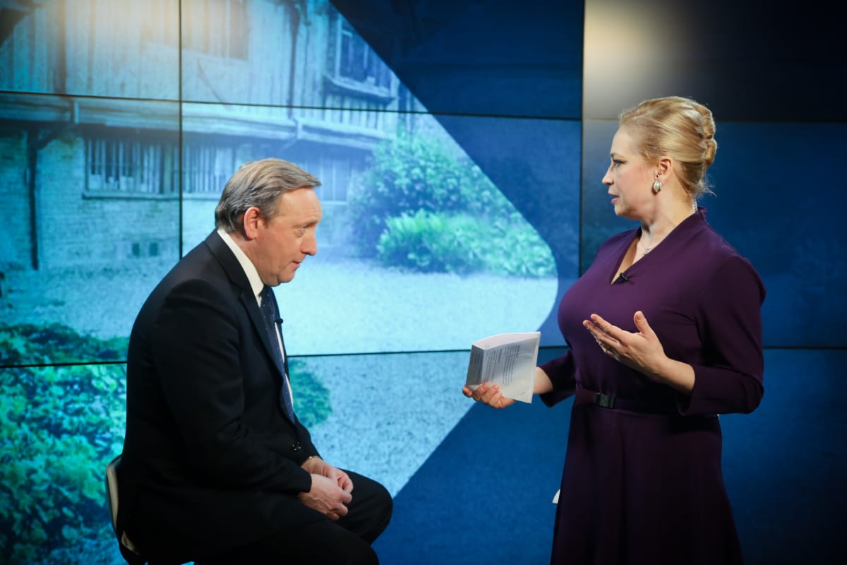 Yleisradion kuuluttaja Riikka Warras opasti näyttelijä Neil Dudgeonia studiovierailulla.