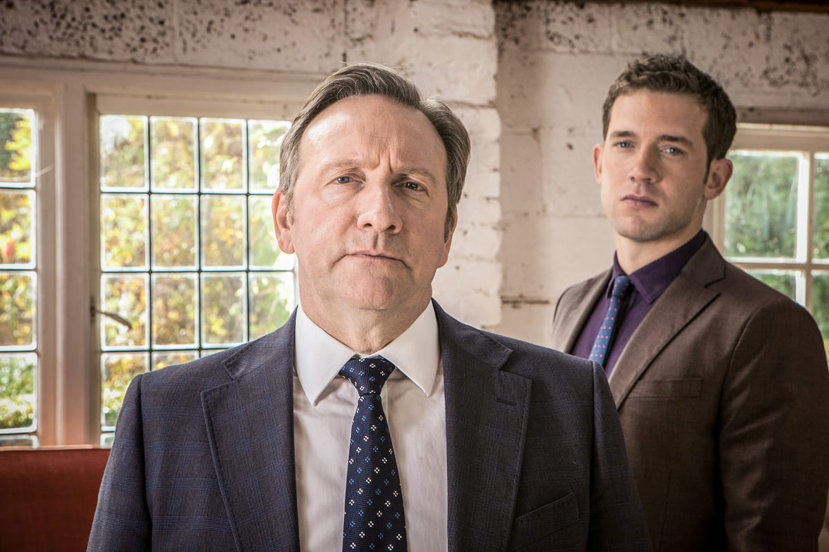 Ylikomisario John Barnaby (Neil Dudgeon) ja ylikonstaapeli Jamie Winter (Nick Hendrix).
