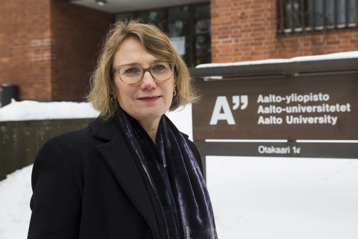 Rakennussuunnittelun professori Pirjo Sanaksenaho Aalto-yliopiston arkkitehtuurin laitokselta