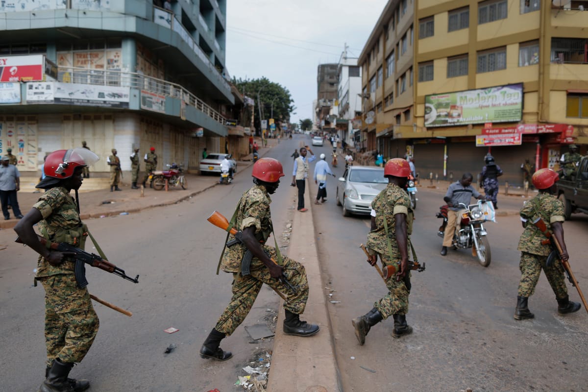 Sotilaspoliiseja Ugandan pääkaupungissa Kampalassa vuoden 2016 presidentinvaalien aikaan.