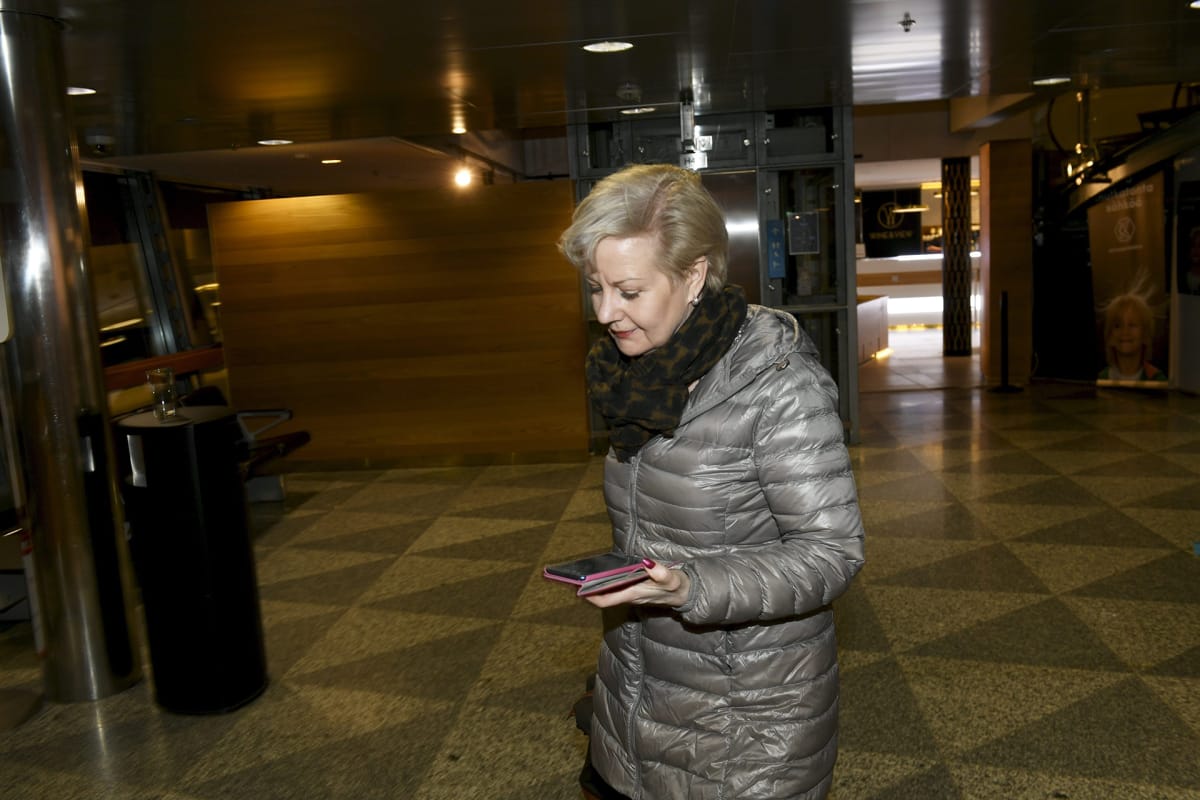 Suvi Lindén Helsinki-Vantaan lentoasemalla.