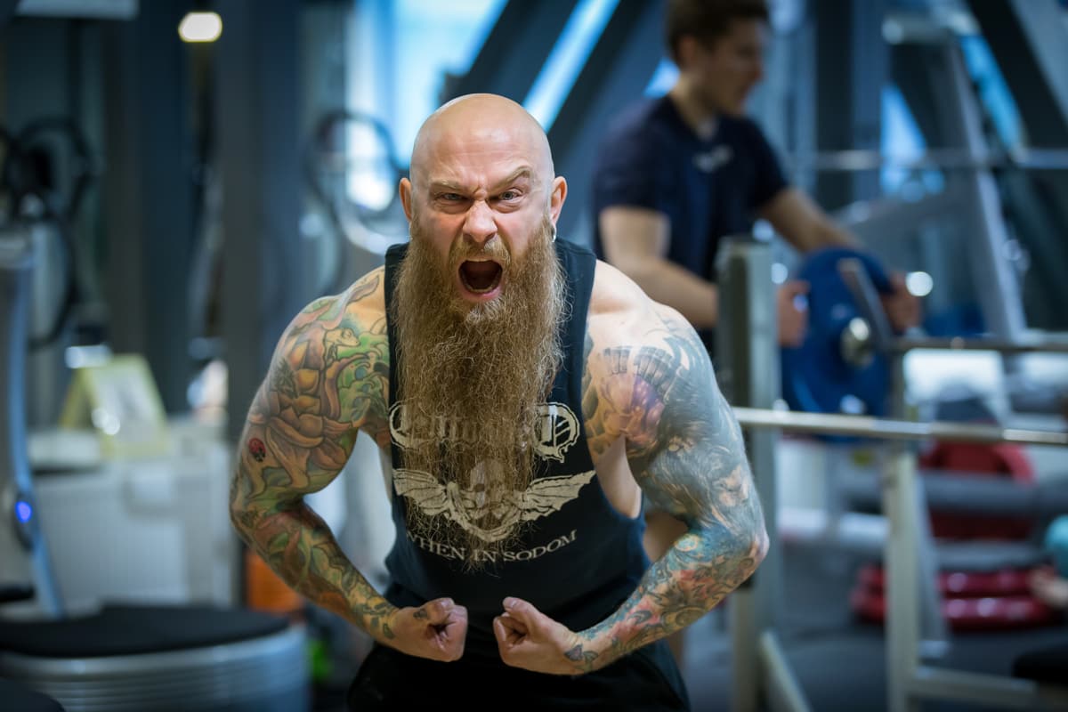 Lahtelaisen The Clinic -tatuointiliikkeen omistaja, lävistäjä ja kuntosalitreenaaja Teemu Almén, Kuntosali Fressi, Lahti, 12.2.2018.