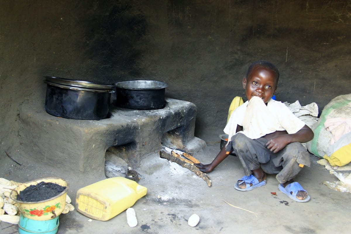 Suuret pakolaismäärät voivat tehdä hallaa ympäristölle. Köyhistä oloista tulevat pakolaiset ovat riippuvaisia haloista ja puuhiilestä ruoanlaitossa, ja jopa kolmasosa Ugandan metsistä on hakattu viimeisen 20 vuoden aikana. Pieni poika esittelee perheensä ekologisempaa liettä Kyangwalin pakolaisasutusalueella.