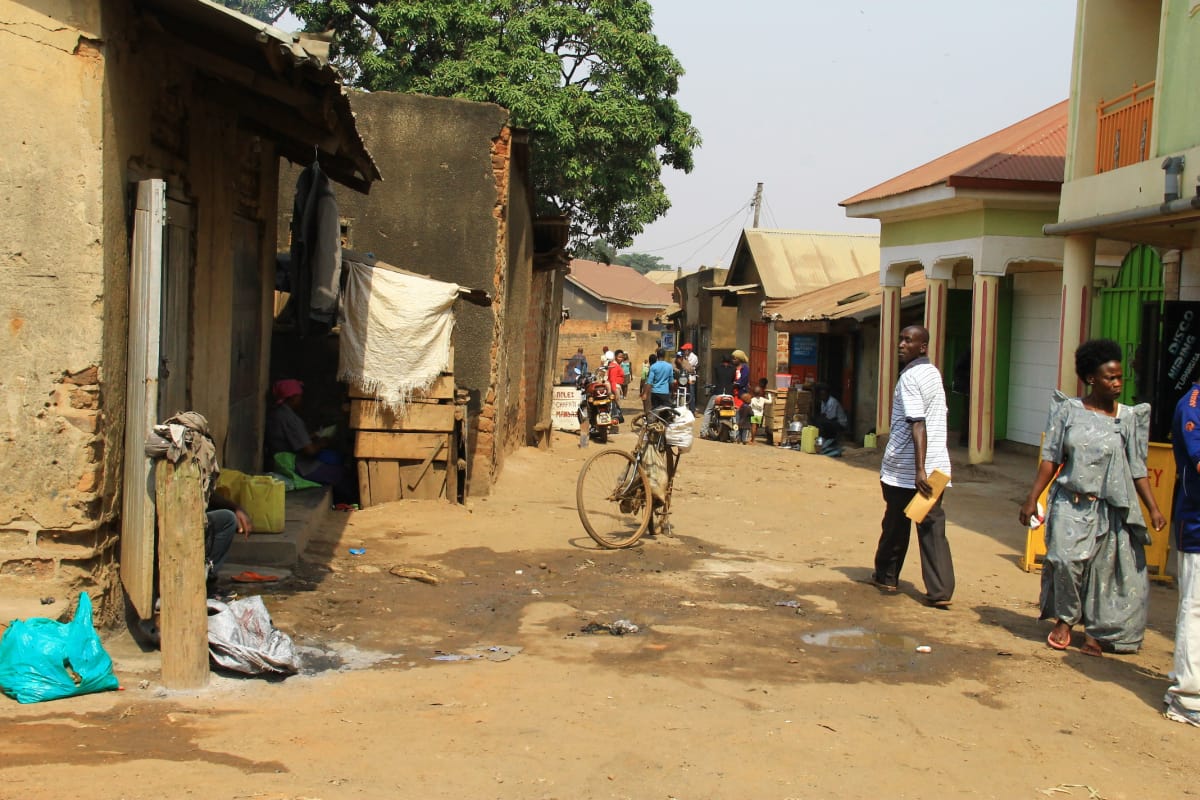 Moni, etenkin korkeammin koulutettu pakolainen asuu pääkaupunki Kampalassa, usein slummialueilla. Vaikka he pakolaispolitiikan mukaan saavat tehdä töitä, Ugandassa työttömyysluvut ovat korkeat, ja moni palkkaa mieluummin Ugandalaisen kuin pakolaisen.