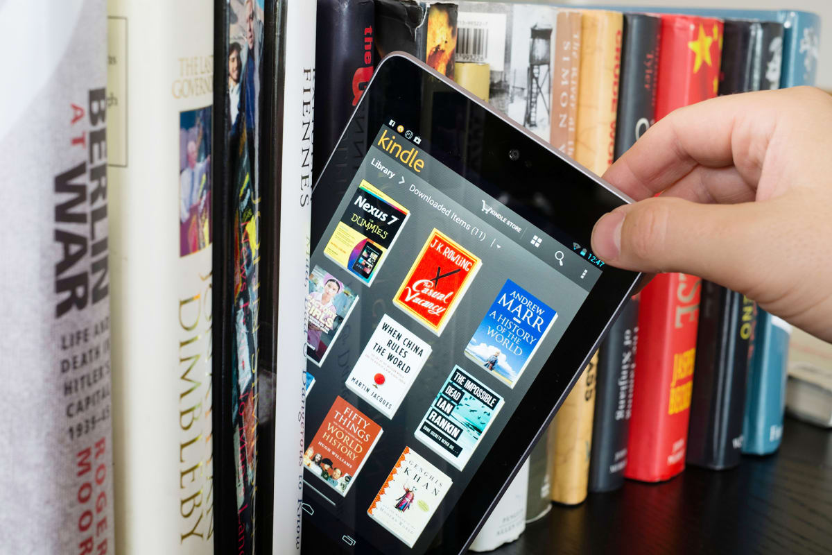 paperikirjoja ja kindle lukulaite