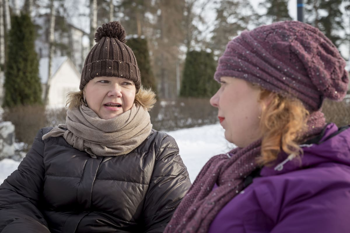 Äitimentori Tiina Tervonen ja perheenäiti Heini Mielonen keskustelevat puiston penkillä.