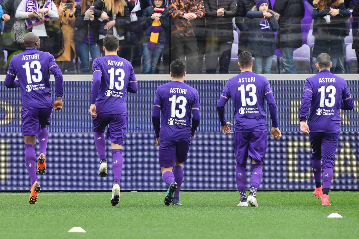 Fiorentinan pelaajat lämmittelivät Davide Astorin pelinumero selässään.