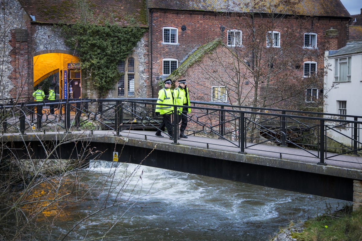 kaksi poliisia kävelee sillan yli