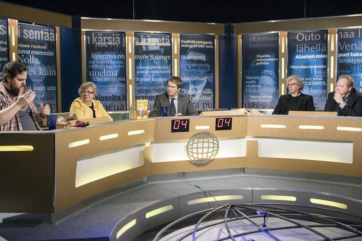 23.03. 2007. Helsinki, Suomi. Stan Saanila, Tuulikki Ukkola, Peter Nyman, Tommy Tabermann ja Jari Tervo Uutisvuodon kuvauksissa.