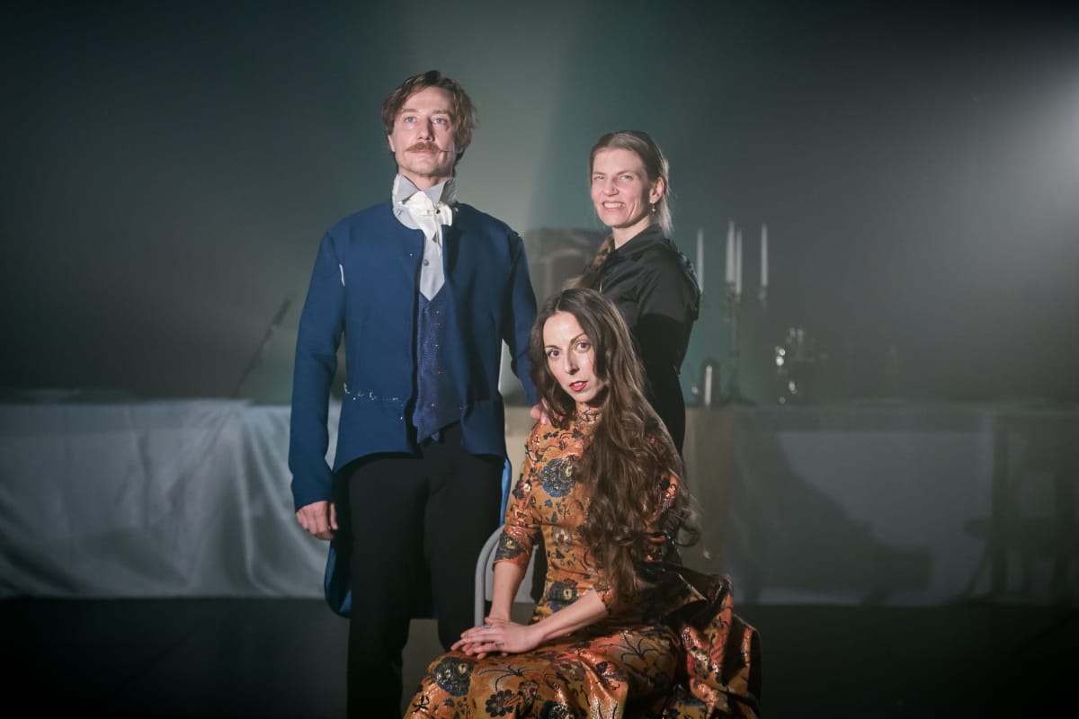 Koreografi Kaari Martinin (oik.) mielestä romaanin Anna Karenina on loppua kohden kaikkea muuta kuin romanttisia tunteita herättävä. – Kaikki se, miten Anna toimii ja miten hän petaa itselleen tuhoa, on ärsyttävää. Hänhän on lopussa ihan sekoboltsi, Martin sanoo. Annana tanssii Mariana Collado ja Vronskina Carlos Chamorro.