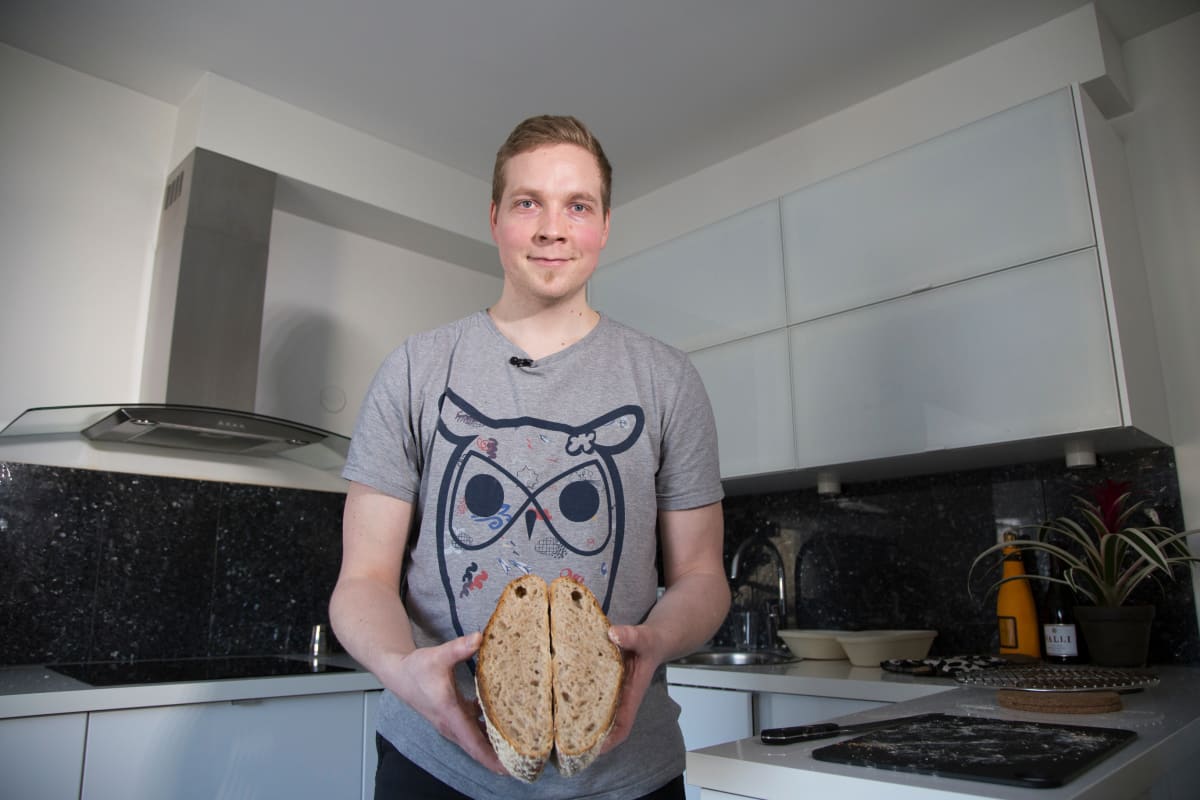 Jani Mikkonen tuoreen leivän kanssa