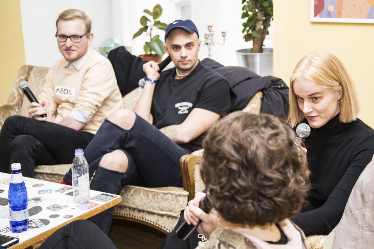 Bart Pushaw (vas.), Rene Köster ja Maria Minerva keskustelivat queer-identiteetistä.