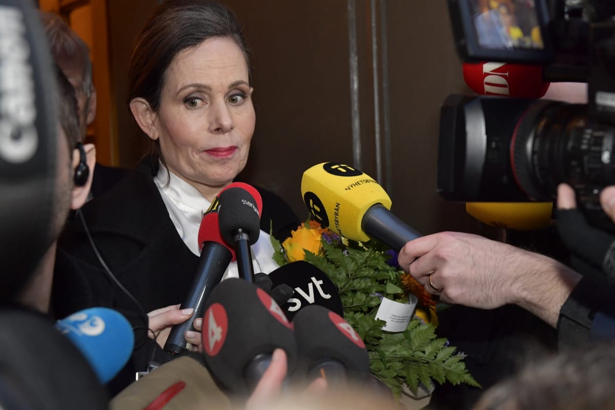 Sara Danius kommentoi medialle.