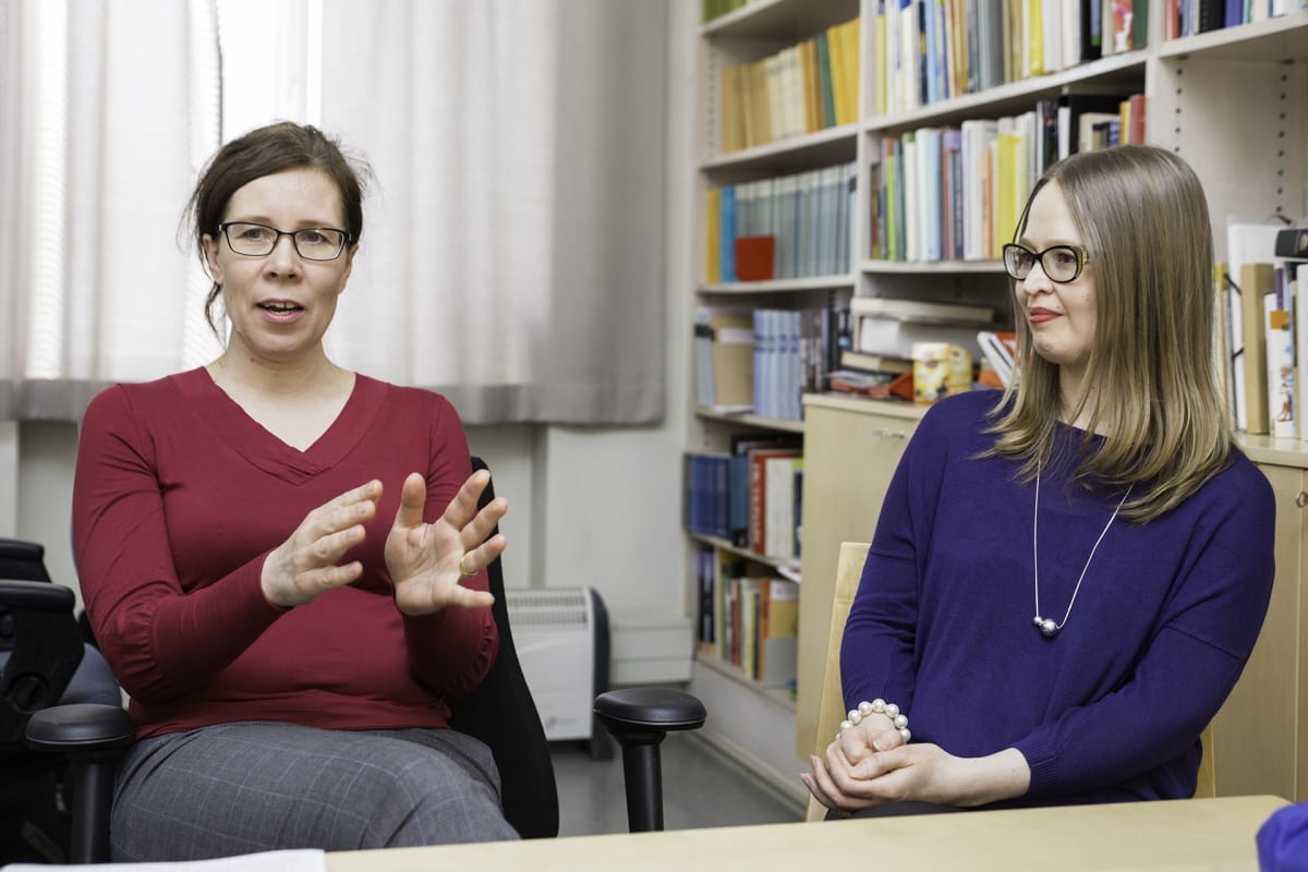 Suomen kielen professori Hanna Lappalainen (vas.) ja tutkija Johanna Isosävi uskovat, että globalisaation myötä suomalainen tervehtimiskulttuuri on tullut murrokseen.