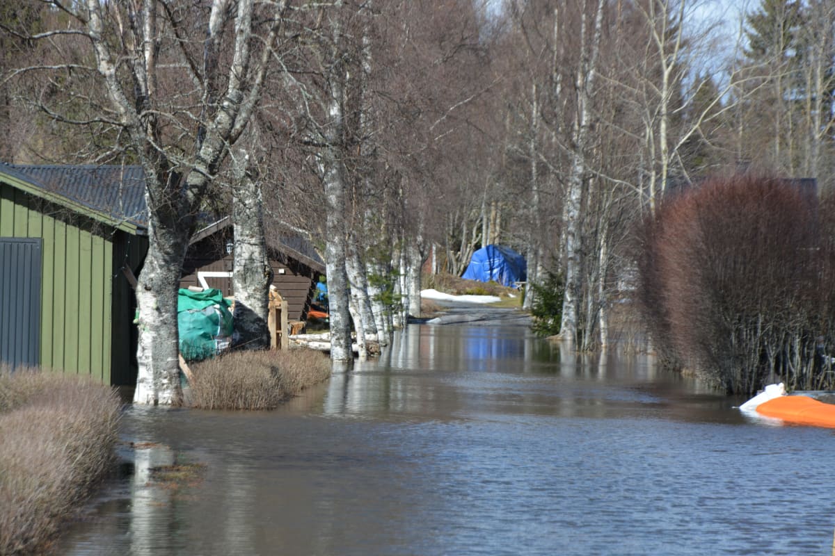 Tulva on katkaissut tien Tuovilassa Mustasaaressa.