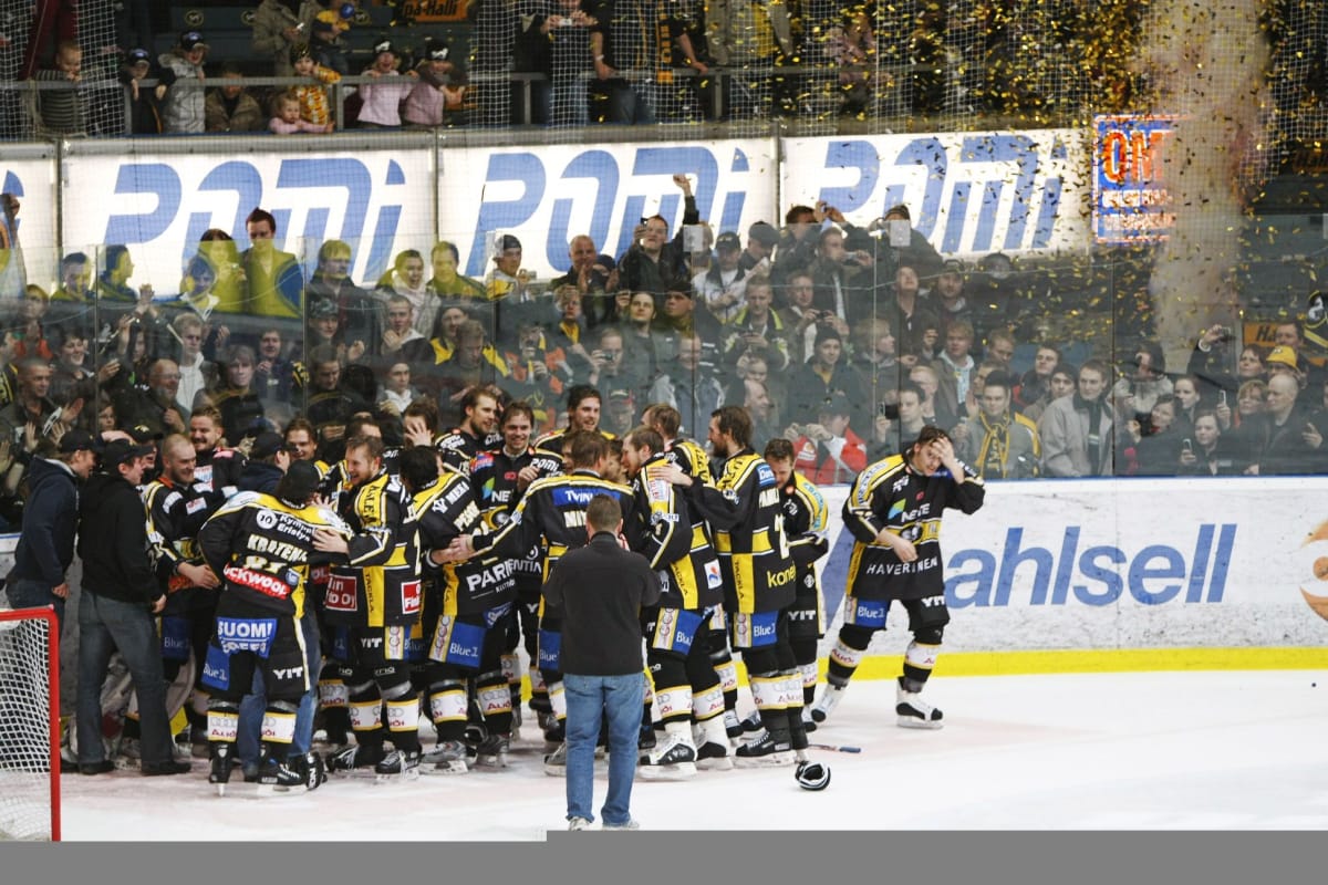 Kärpät juhlivat jäällä Suomen mestaruuden ratkettua Oulussa 12. huhtikuuta 2008. Kärpät löi Bluesin jääkiekon SM-liigan viidennessä loppuottelussa maalein 5-1 ja otti kultaa voitoin 4-1.