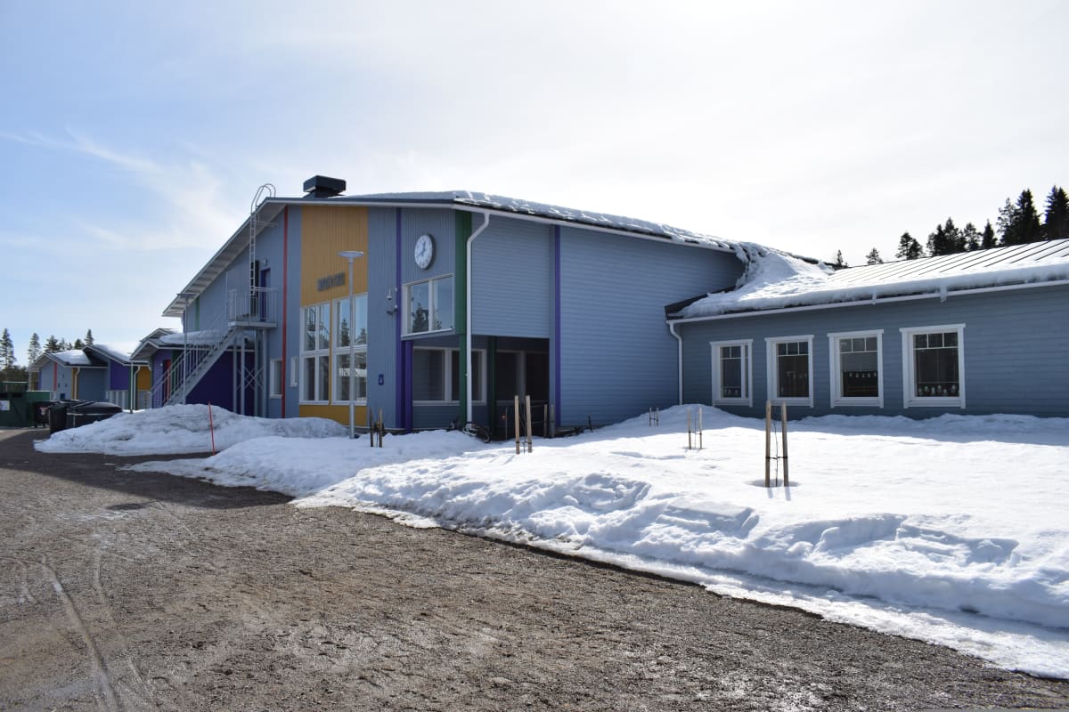 Hirvasen koulun julkisivu