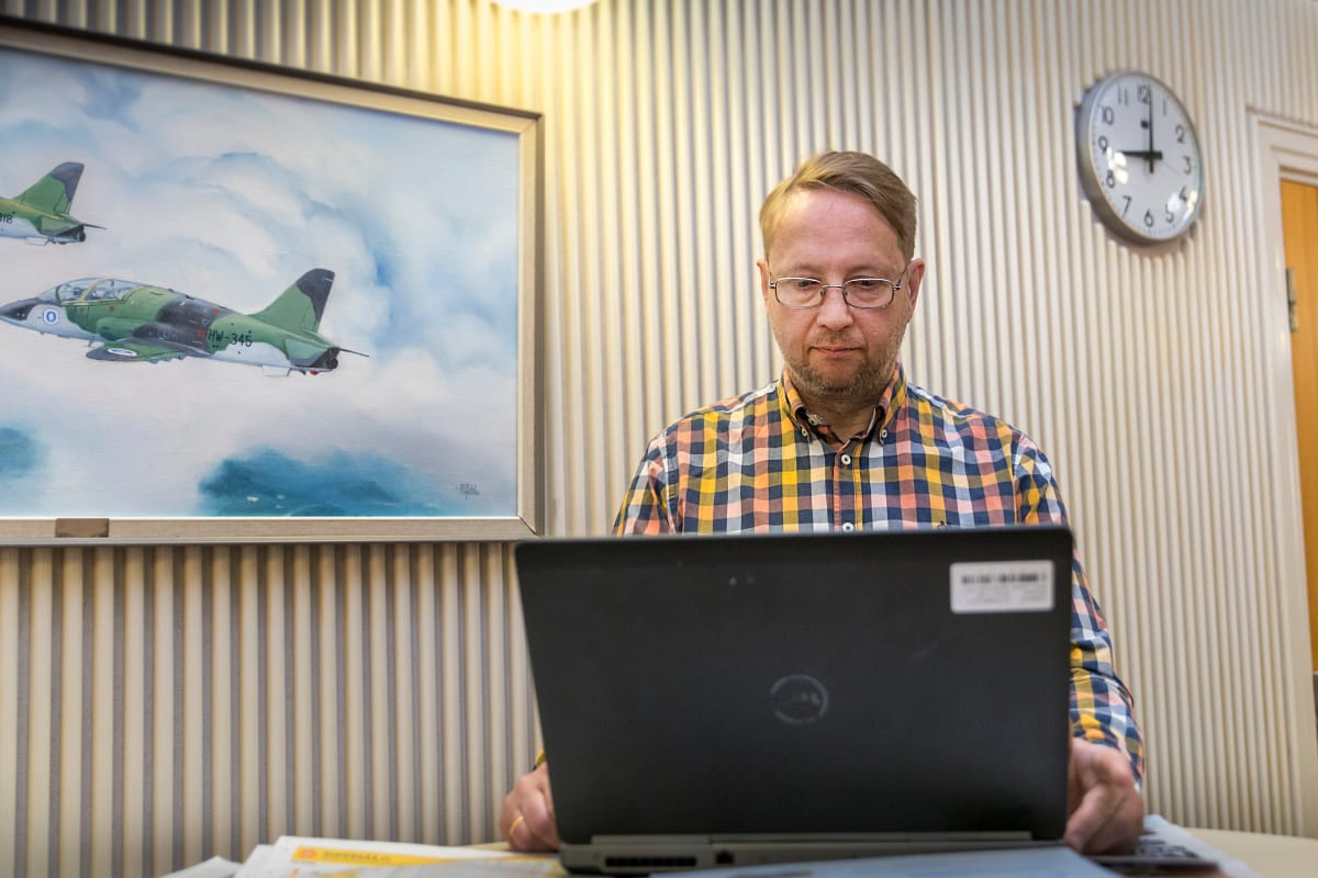 Syken asiantuntija Riku Lumiaro maanpuolustuskurssilla.