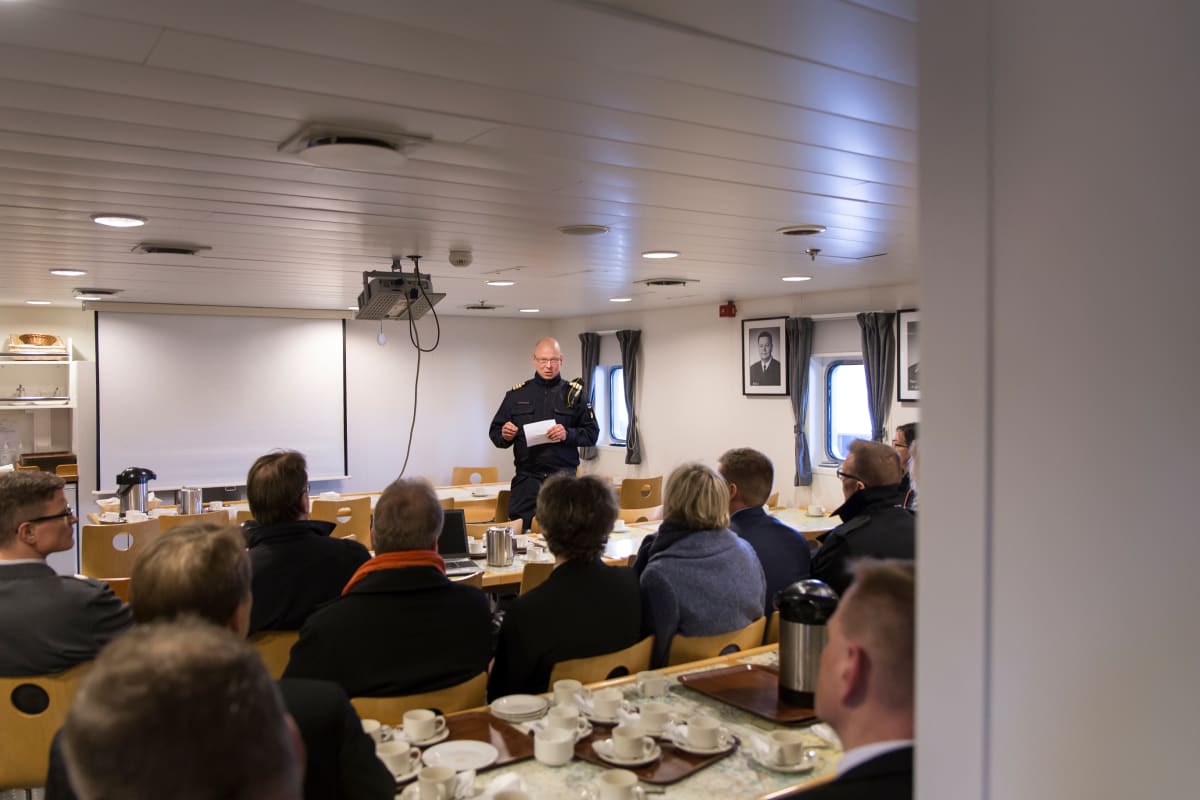 maanpuolustuksen erikoiskurssilaisia istuu pöydissä.