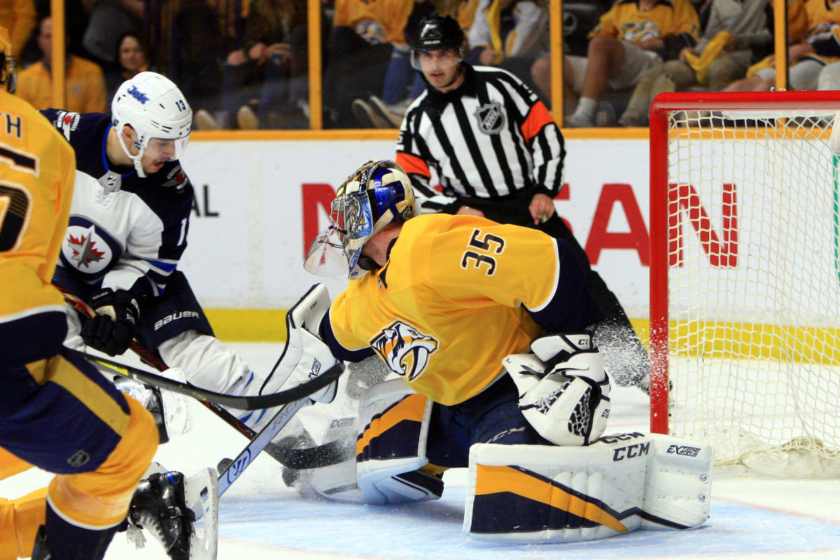 Pekka Rinne torjuu Nashvillen maalilla.