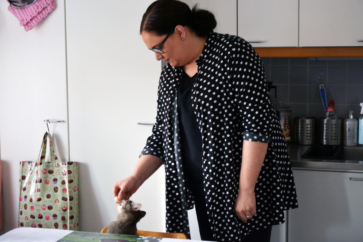 Katja Kaataja syöttä kissaa
