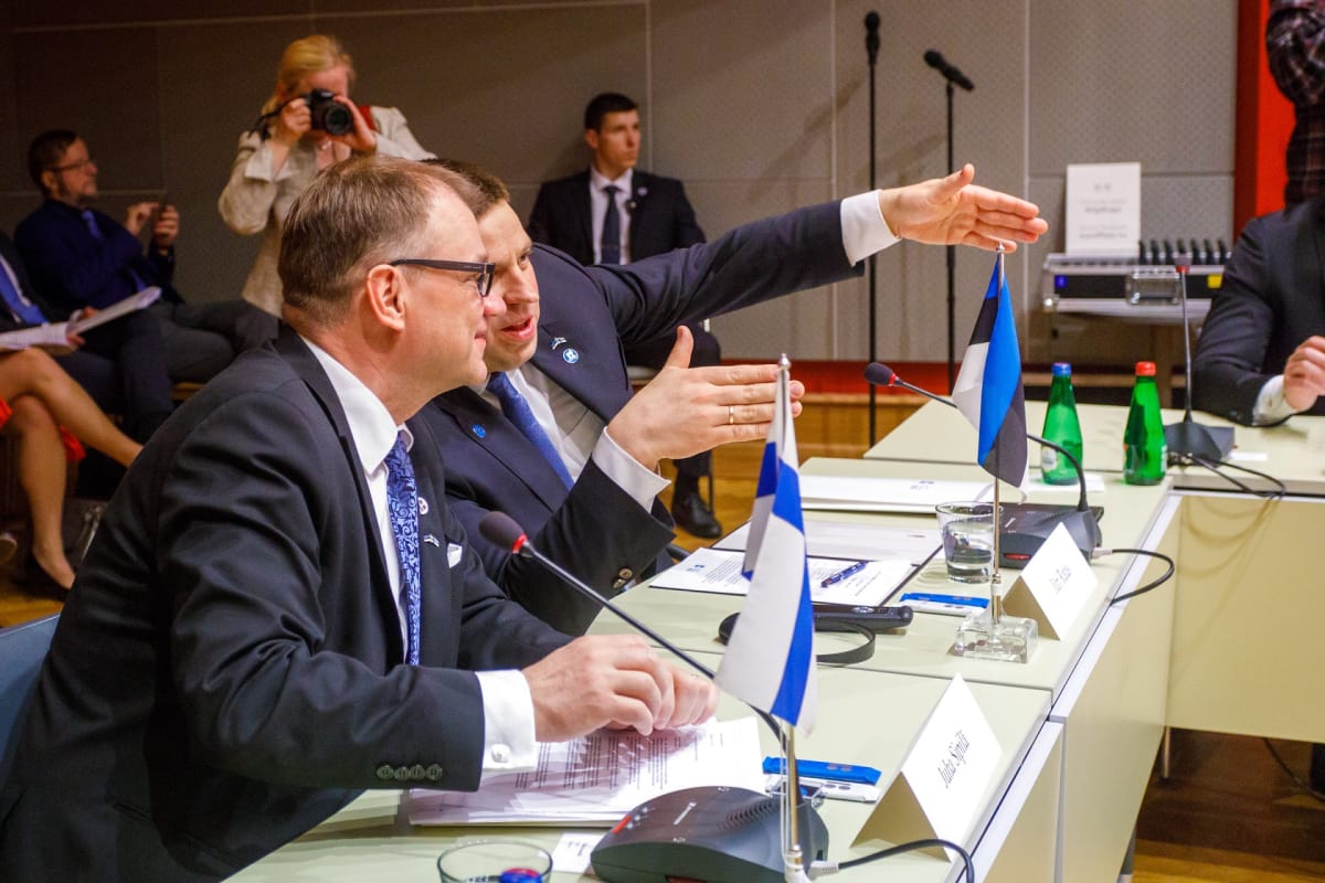 Pääministerit pöydän ääressä.