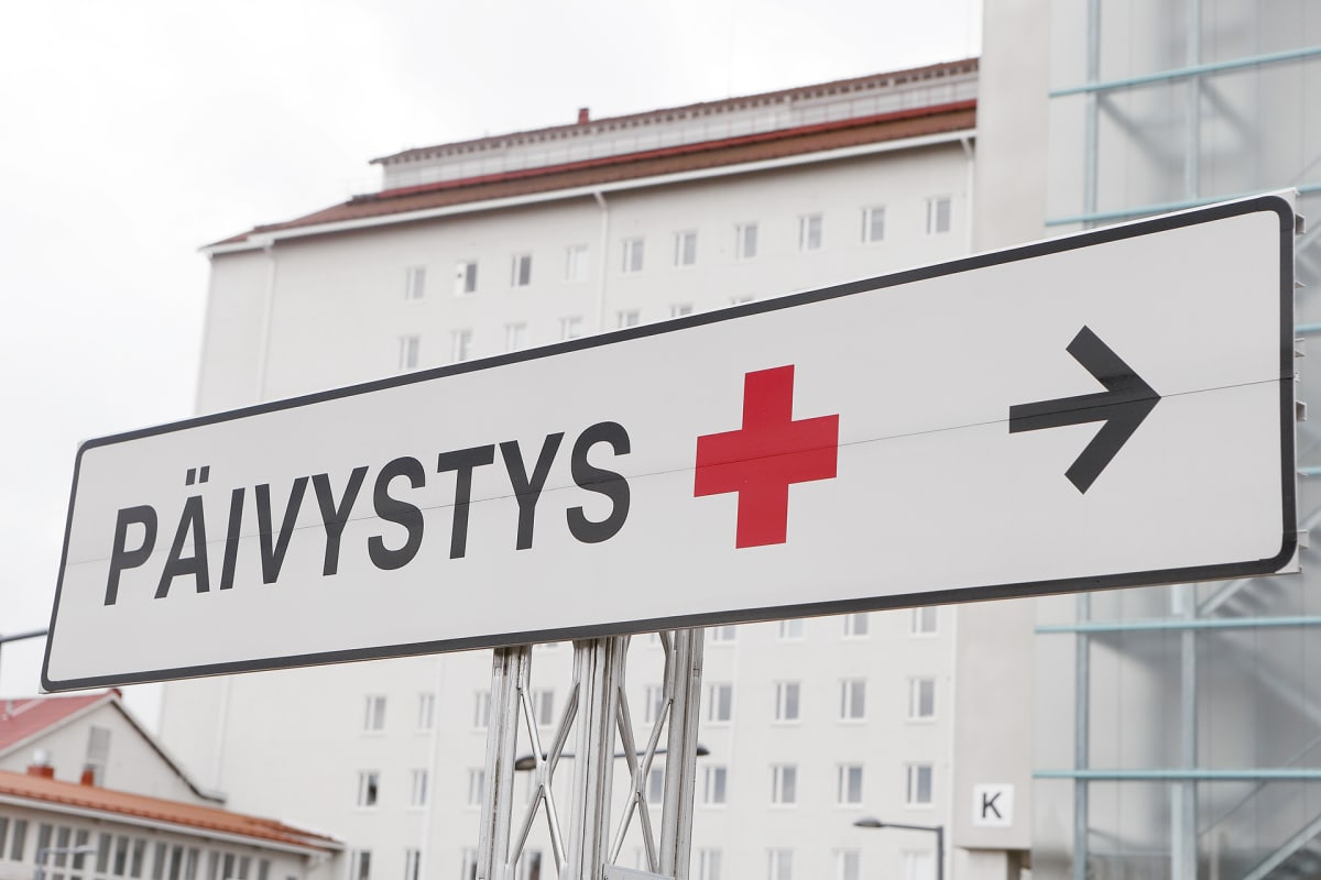 Päivystys -kyltti keskussairaalan edustalla.