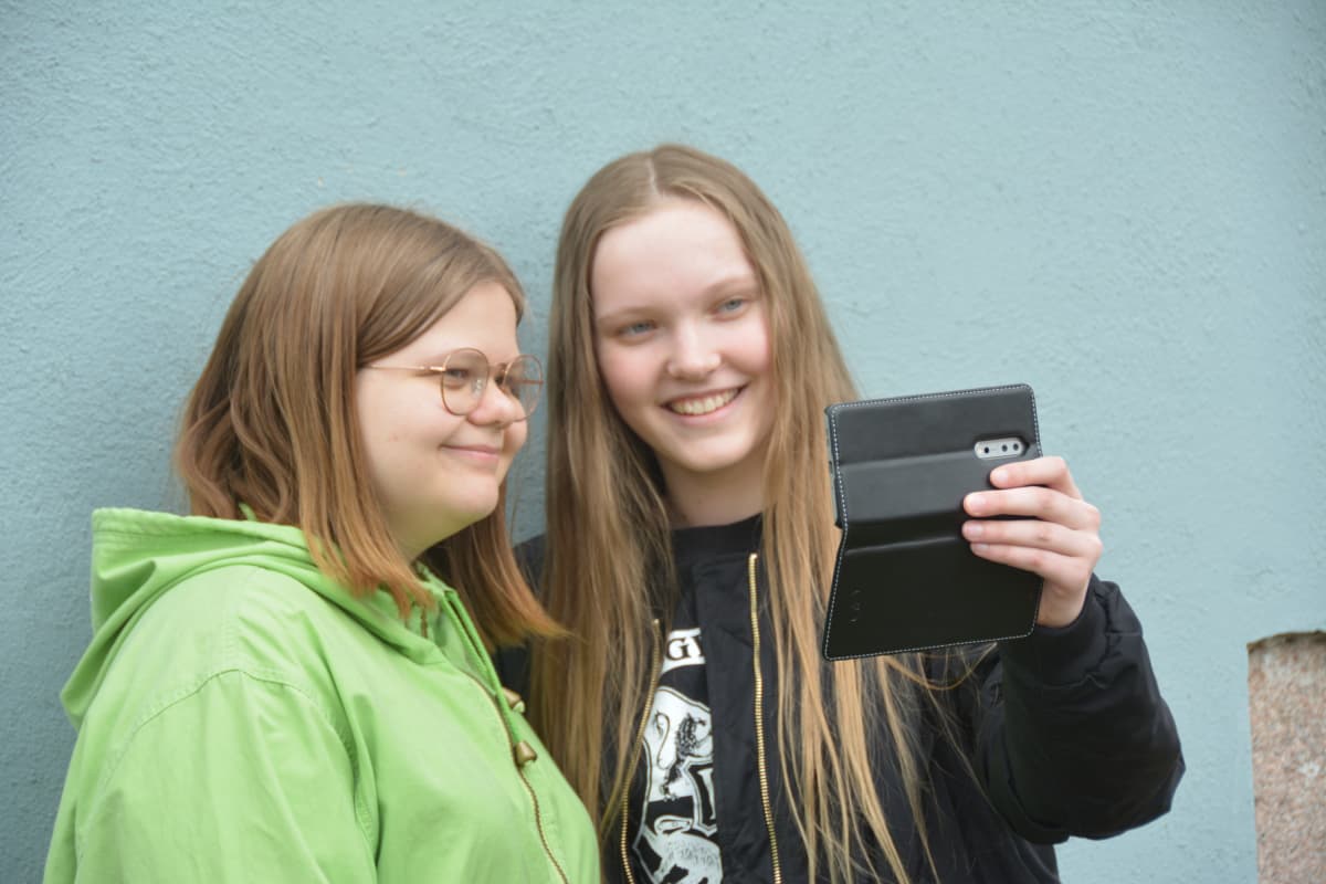 Ilona Almén ja Elna Äyhynmäki.