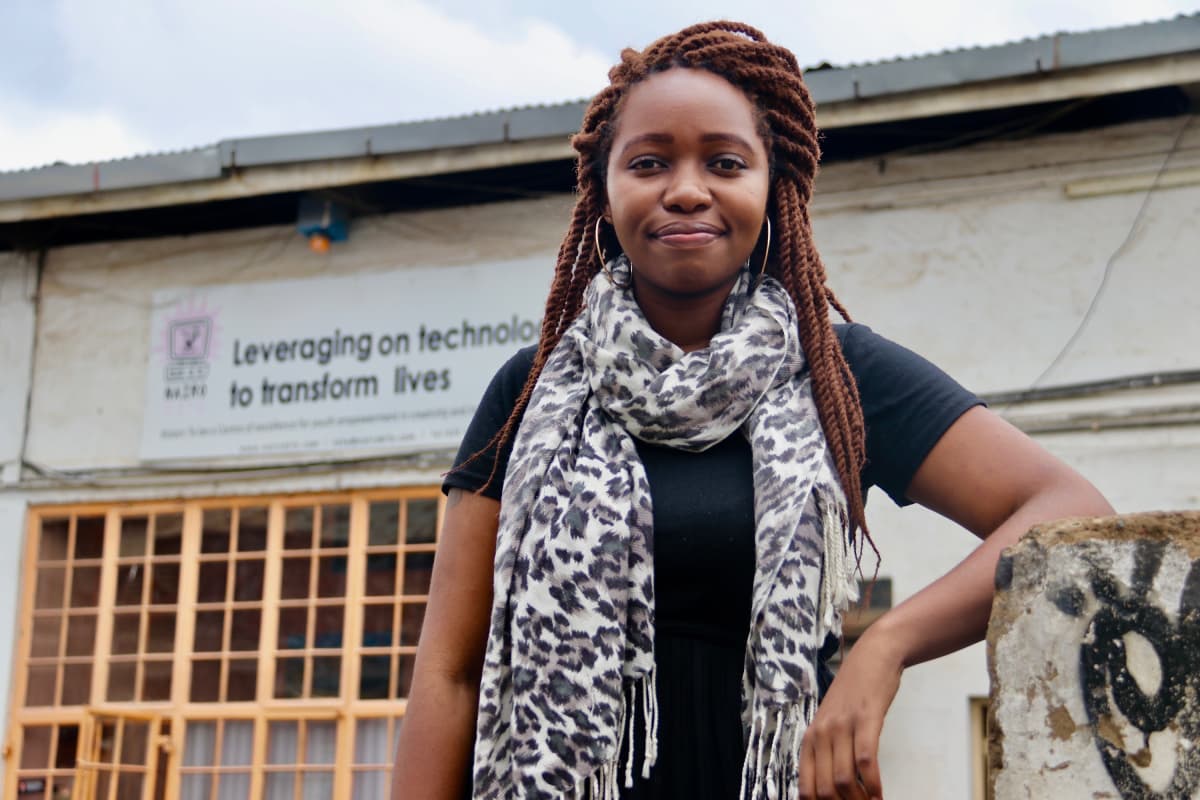NairoBitsin tiedottaja Michelle Tuva NairoBitsin toimiston ulkopuolella.
