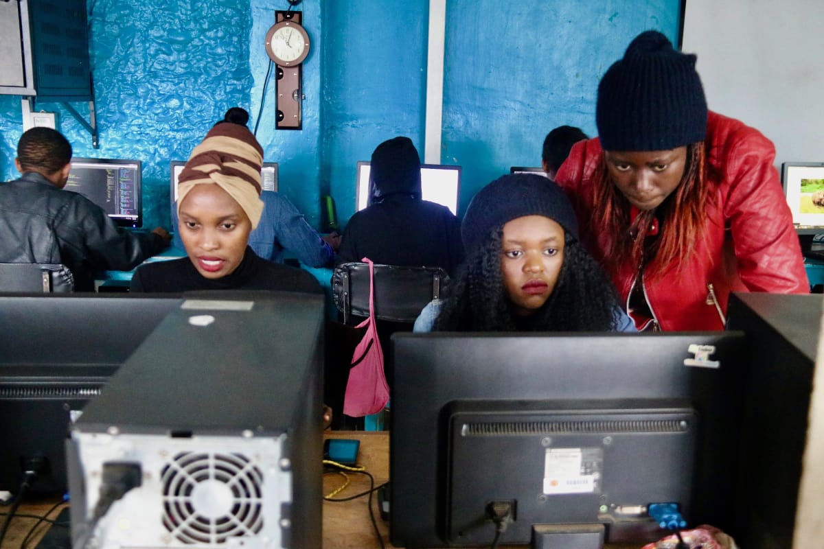 Jacimta Mjatha, Mary Kituku ja Elizabeth Muiruri opettelevat JavaScriptin käyttöä NairoBitsin tiloissa.
