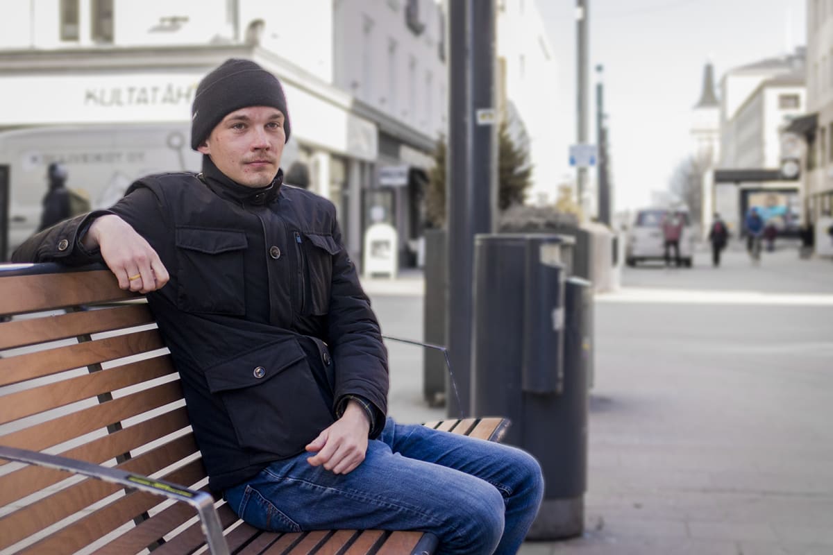 Esa Holappa istuu Oulun Rotuaarilla