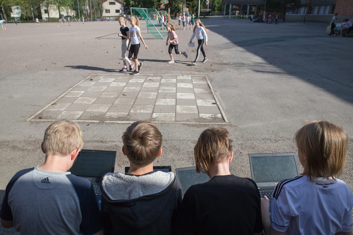 lapsia välitunnilla