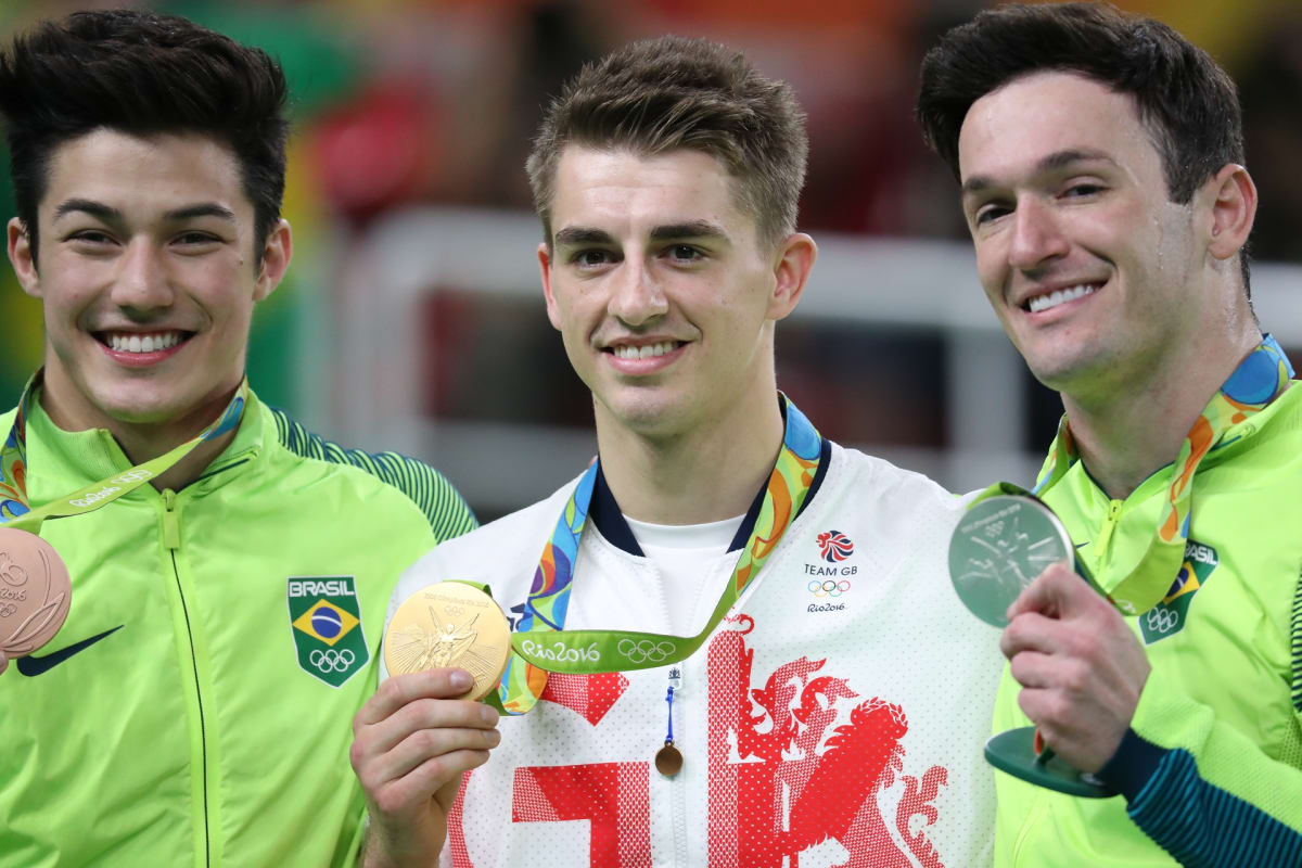 Diego Hypólito (oik.), Arthur Mariano (vas.) ja Max Whitlock mitalit kaulassaan.