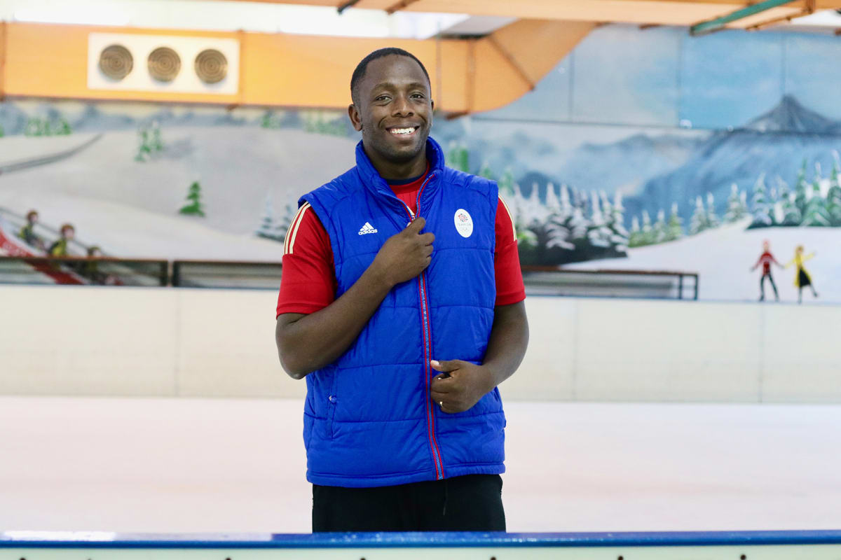 Benard Azegere on yksi Kenian ainoan jääkiekkojoukkueen pelaajista. Hän pääsi tänä vuonna Etelä-Korean olympialaisiin katsomaan jääkiekkoa, ja toivoo pelaavansa olympialaisissa vielä joskus.
