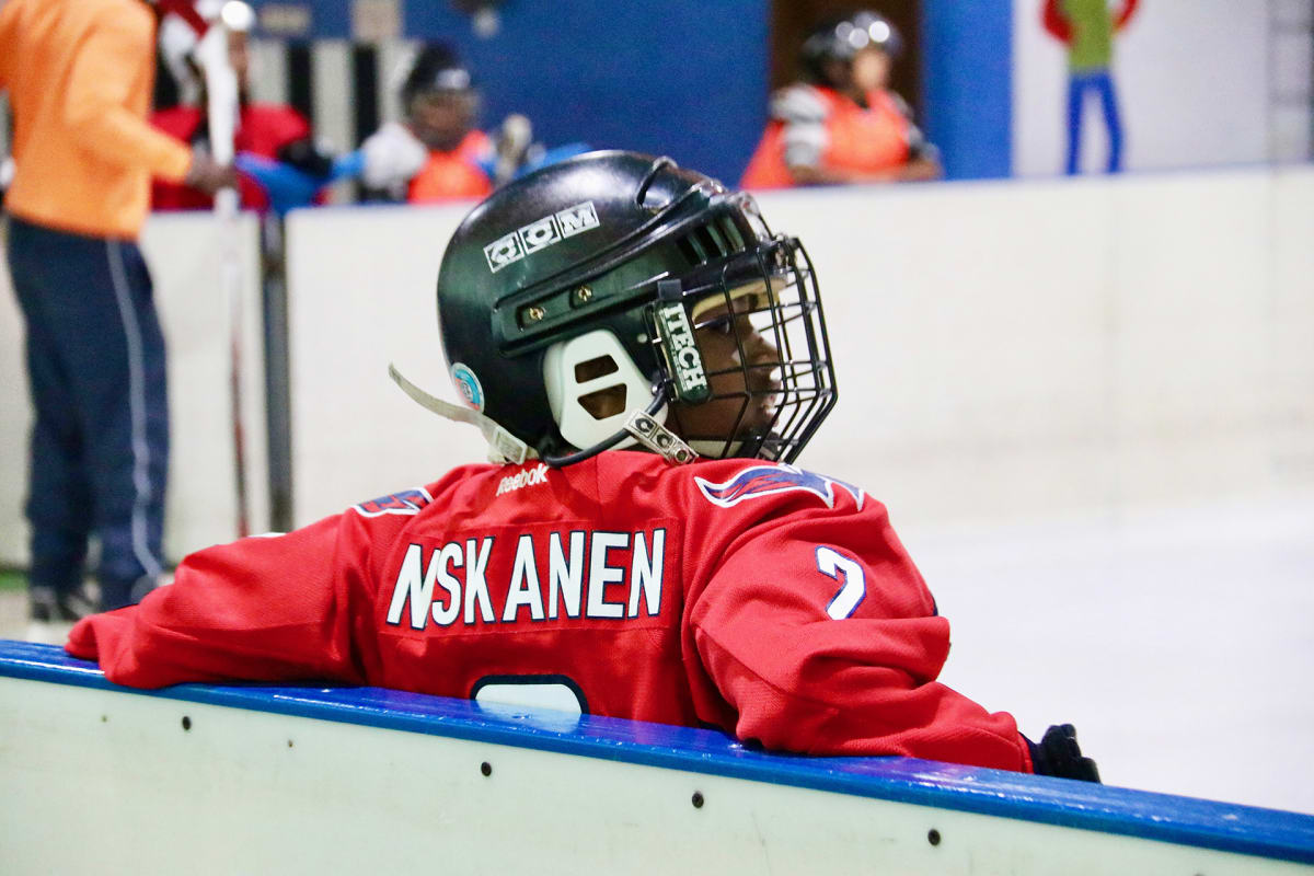 Hassnein Ali luistelee NHL-pelaaja Matt Niskasen paidassa. Lähes kaikki paidat ovat lahjoituksia ulkomailta.