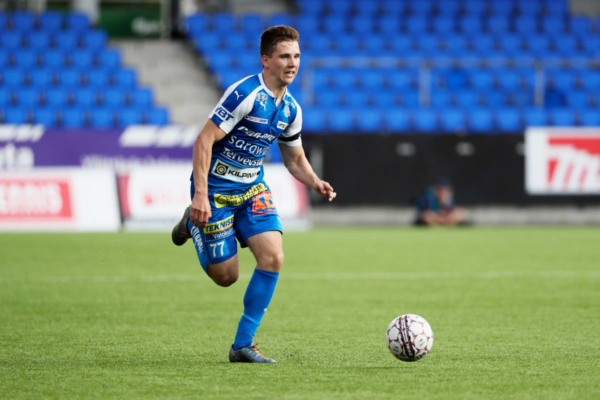 Timo Stavitski viilettää pallon kanssa.