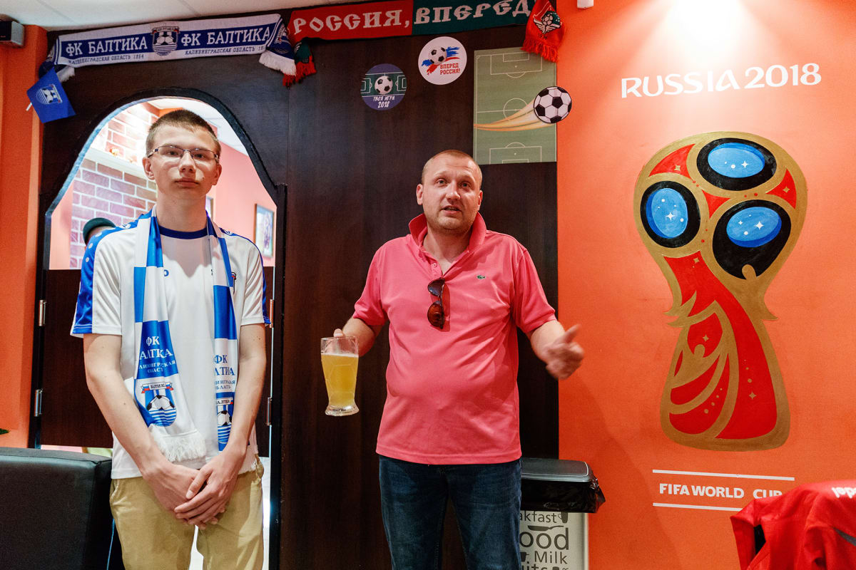 Rykov ja Karavski seisovat Hot Dog House baarin salissa. Karavskilla on kädessään oluttuoppi.