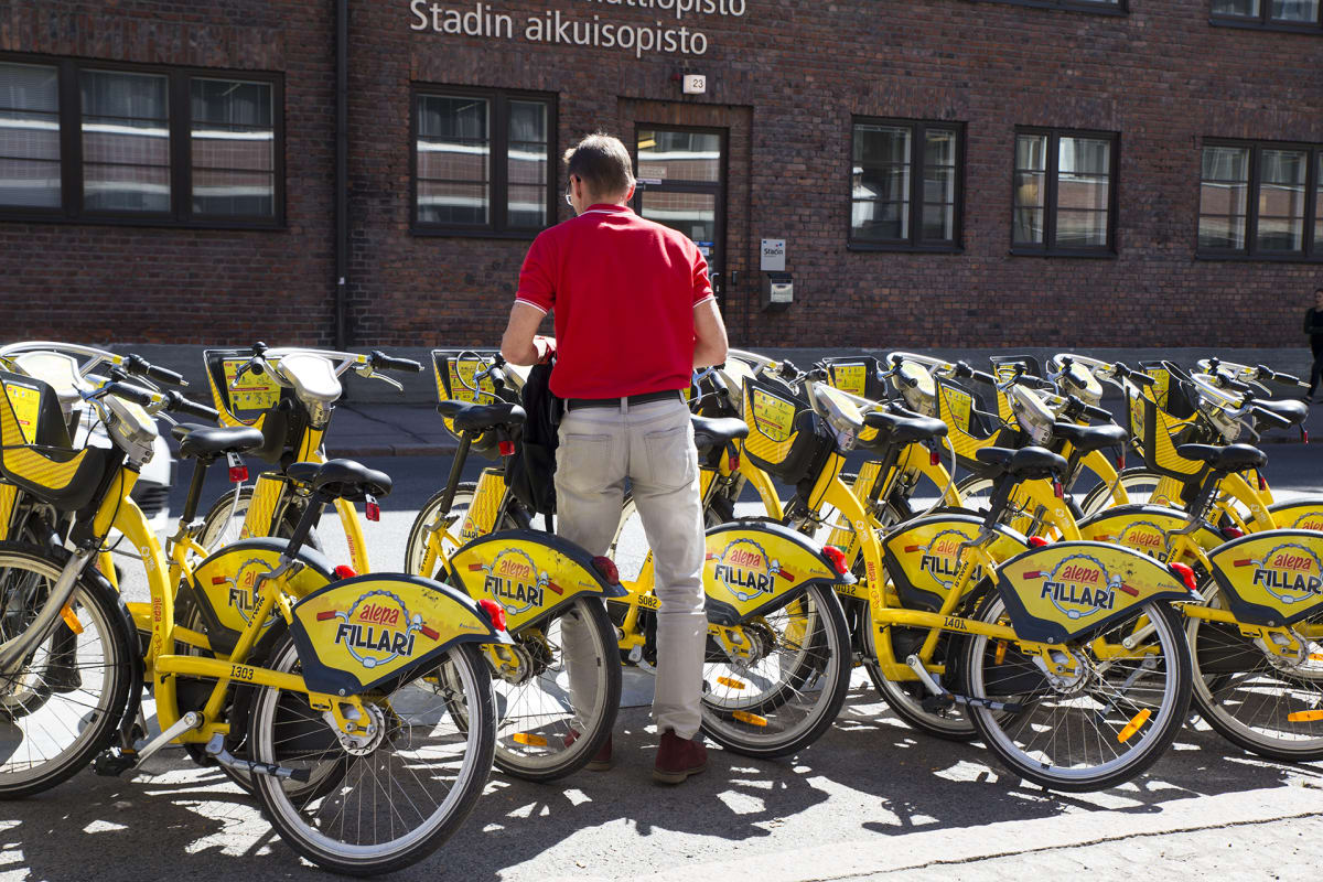 Kaupunkipyöriä telineissä Helsingin Vallilassa