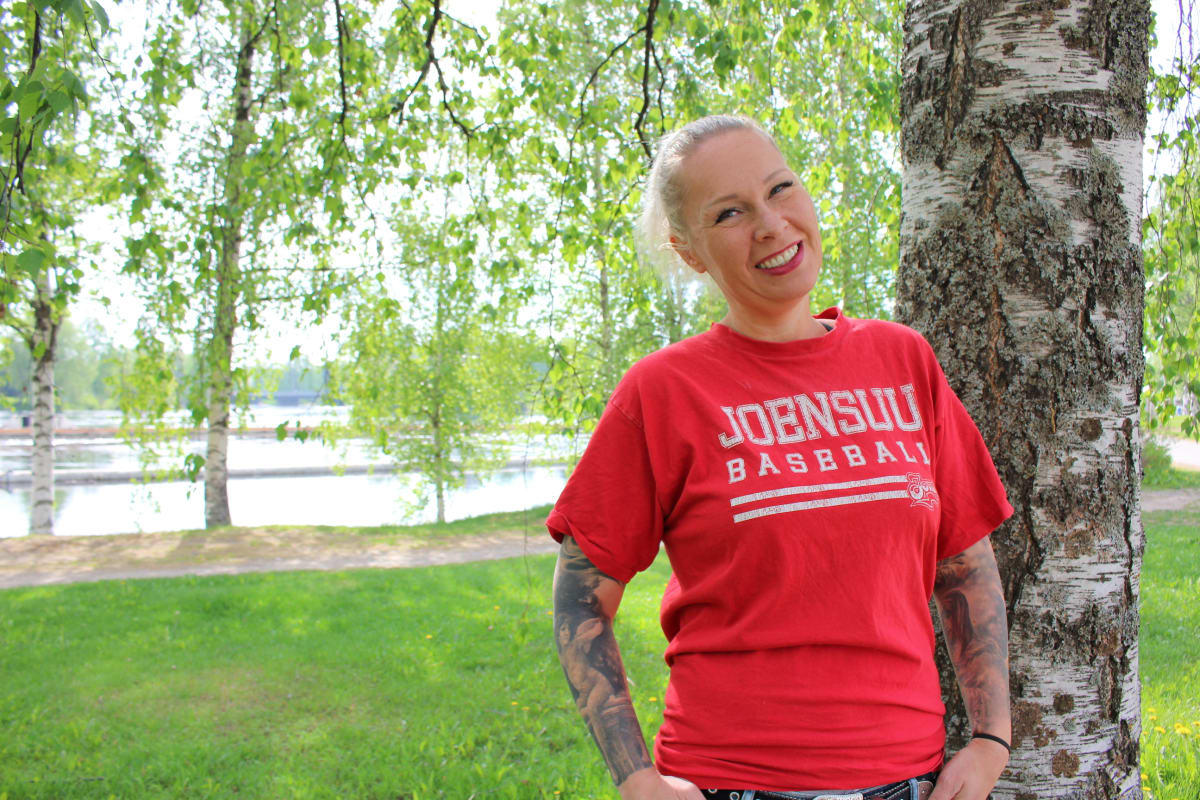 Joensuun Mailan henkinen valmentaja Sanna Turakka joen äärellä.