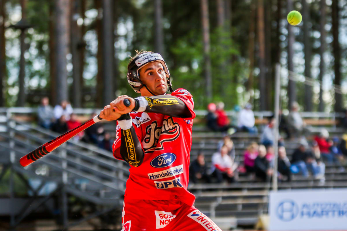 Pesäpalloilija Lauri Kivinen lyöntivuorossa.